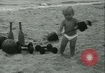 Standbild Baby Larry Simms Gewichte heben Venice Beach Los Angeles California USA, 1936, aus Sekunde 31 historischem Filmmaterial Videoclip 65675022417