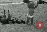 Standbild Baby Larry Simms Gewichte heben Venice Beach Los Angeles California USA, 1936, aus Sekunde 32 historischem Filmmaterial Videoclip 65675022417