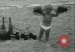 Standbild Baby Larry Simms Gewichte heben Venice Beach Los Angeles California USA, 1936, aus Sekunde 33 historischem Filmmaterial Videoclip 65675022417