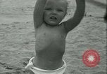 Standbild Baby Larry Simms Gewichte heben Venice Beach Los Angeles California USA, 1936, aus Sekunde 34 historischem Filmmaterial Videoclip 65675022417