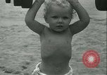 Standbild Baby Larry Simms Gewichte heben Venice Beach Los Angeles California USA, 1936, aus Sekunde 35 historischem Filmmaterial Videoclip 65675022417