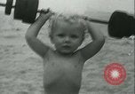 Standbild Baby Larry Simms Gewichte heben Venice Beach Los Angeles California USA, 1936, aus Sekunde 36 historischem Filmmaterial Videoclip 65675022417