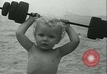 Standbild Baby Larry Simms Gewichte heben Venice Beach Los Angeles California USA, 1936, aus Sekunde 37 historischem Filmmaterial Videoclip 65675022417