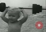 Standbild Baby Larry Simms Gewichte heben Venice Beach Los Angeles California USA, 1936, aus Sekunde 38 historischem Filmmaterial Videoclip 65675022417