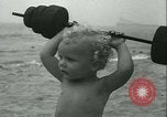 Standbild Baby Larry Simms Gewichte heben Venice Beach Los Angeles California USA, 1936, aus Sekunde 39 historischem Filmmaterial Videoclip 65675022417