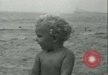 Standbild Baby Larry Simms Gewichte heben Venice Beach Los Angeles California USA, 1936, aus Sekunde 40 historischem Filmmaterial Videoclip 65675022417