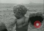 Standbild Baby Larry Simms Gewichte heben Venice Beach Los Angeles California USA, 1936, aus Sekunde 41 historischem Filmmaterial Videoclip 65675022417