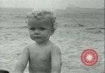 Standbild Baby Larry Simms Gewichte heben Venice Beach Los Angeles California USA, 1936, aus Sekunde 42 historischem Filmmaterial Videoclip 65675022417