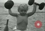 Standbild Baby Larry Simms Gewichte heben Venice Beach Los Angeles California USA, 1936, aus Sekunde 49 historischem Filmmaterial Videoclip 65675022417