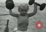 Standbild Baby Larry Simms Gewichte heben Venice Beach Los Angeles California USA, 1936, aus Sekunde 50 historischem Filmmaterial Videoclip 65675022417