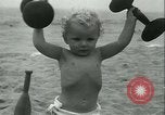Standbild Baby Larry Simms Gewichte heben Venice Beach Los Angeles California USA, 1936, aus Sekunde 51 historischem Filmmaterial Videoclip 65675022417