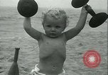 Standbild Baby Larry Simms Gewichte heben Venice Beach Los Angeles California USA, 1936, aus Sekunde 52 historischem Filmmaterial Videoclip 65675022417