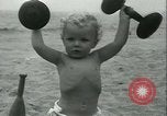 Standbild Baby Larry Simms Gewichte heben Venice Beach Los Angeles California USA, 1936, aus Sekunde 53 historischem Filmmaterial Videoclip 65675022417
