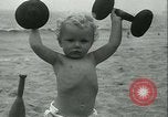 Standbild Baby Larry Simms Gewichte heben Venice Beach Los Angeles California USA, 1936, aus Sekunde 54 historischem Filmmaterial Videoclip 65675022417