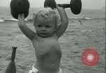 Standbild Baby Larry Simms Gewichte heben Venice Beach Los Angeles California USA, 1936, aus Sekunde 55 historischem Filmmaterial Videoclip 65675022417