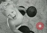 Standbild Baby Larry Simms Gewichte heben Venice Beach Los Angeles California USA, 1936, aus Sekunde 56 historischem Filmmaterial Videoclip 65675022417