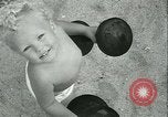 Standbild Baby Larry Simms Gewichte heben Venice Beach Los Angeles California USA, 1936, aus Sekunde 57 historischem Filmmaterial Videoclip 65675022417
