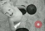 Standbild Baby Larry Simms Gewichte heben Venice Beach Los Angeles California USA, 1936, aus Sekunde 58 historischem Filmmaterial Videoclip 65675022417