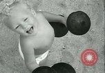 Standbild Baby Larry Simms Gewichte heben Venice Beach Los Angeles California USA, 1936, aus Sekunde 59 historischem Filmmaterial Videoclip 65675022417