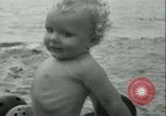Standbild Baby Larry Simms Gewichte heben Venice Beach Los Angeles California USA, 1936, aus Sekunde 60 historischem Filmmaterial Videoclip 65675022417