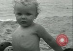 Standbild Baby Larry Simms Gewichte heben Venice Beach Los Angeles California USA, 1936, aus Sekunde 61 historischem Filmmaterial Videoclip 65675022417