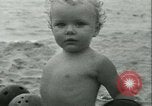 Standbild Baby Larry Simms Gewichte heben Venice Beach Los Angeles California USA, 1936, aus Sekunde 62 historischem Filmmaterial Videoclip 65675022417