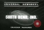 Standbild Notre Dame gegenüber der Carnegie Tech football South Bend Indiana USA, 1936, aus Sekunde 1 historischem Filmmaterial Videoclip 65675022420