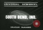 Standbild Notre Dame gegenüber der Carnegie Tech football South Bend Indiana USA, 1936, aus Sekunde 3 historischem Filmmaterial Videoclip 65675022420