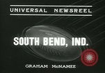 Standbild Notre Dame gegenüber der Carnegie Tech football South Bend Indiana USA, 1936, aus Sekunde 4 historischem Filmmaterial Videoclip 65675022420