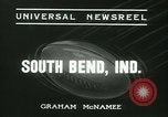 Standbild Notre Dame gegenüber der Carnegie Tech football South Bend Indiana USA, 1936, aus Sekunde 5 historischem Filmmaterial Videoclip 65675022420