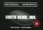 Standbild Notre Dame gegenüber der Carnegie Tech football South Bend Indiana USA, 1936, aus Sekunde 6 historischem Filmmaterial Videoclip 65675022420