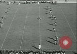 Standbild Notre Dame gegenüber der Carnegie Tech football South Bend Indiana USA, 1936, aus Sekunde 7 historischem Filmmaterial Videoclip 65675022420