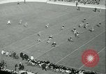 Standbild Notre Dame gegenüber der Carnegie Tech football South Bend Indiana USA, 1936, aus Sekunde 15 historischem Filmmaterial Videoclip 65675022420