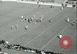 Standbild Notre Dame gegenüber der Carnegie Tech football South Bend Indiana USA, 1936, aus Sekunde 20 historischem Filmmaterial Videoclip 65675022420