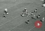 Standbild Notre Dame gegenüber der Carnegie Tech football South Bend Indiana USA, 1936, aus Sekunde 25 historischem Filmmaterial Videoclip 65675022420