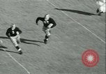 Standbild Notre Dame gegenüber der Carnegie Tech football South Bend Indiana USA, 1936, aus Sekunde 38 historischem Filmmaterial Videoclip 65675022420