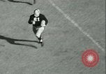 Standbild Notre Dame gegenüber der Carnegie Tech football South Bend Indiana USA, 1936, aus Sekunde 40 historischem Filmmaterial Videoclip 65675022420