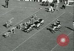 Standbild Notre Dame gegenüber der Carnegie Tech football South Bend Indiana USA, 1936, aus Sekunde 50 historischem Filmmaterial Videoclip 65675022420