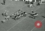 Standbild Notre Dame gegenüber der Carnegie Tech football South Bend Indiana USA, 1936, aus Sekunde 51 historischem Filmmaterial Videoclip 65675022420