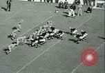 Standbild Notre Dame gegenüber der Carnegie Tech football South Bend Indiana USA, 1936, aus Sekunde 53 historischem Filmmaterial Videoclip 65675022420
