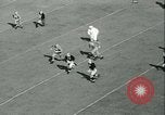 Standbild Notre Dame gegenüber der Carnegie Tech football South Bend Indiana USA, 1936, aus Sekunde 58 historischem Filmmaterial Videoclip 65675022420