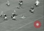 Standbild Notre Dame gegenüber der Carnegie Tech football South Bend Indiana USA, 1936, aus Sekunde 61 historischem Filmmaterial Videoclip 65675022420