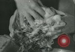 Standbild Hairstylist Fernand Paris Frankreich, 1934, aus Sekunde 13 historischem Filmmaterial Videoclip 65675022435