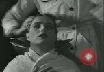 Standbild Hairstylist Fernand Paris Frankreich, 1934, aus Sekunde 17 historischem Filmmaterial Videoclip 65675022435