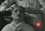 Standbild Hairstylist Fernand Paris Frankreich, 1934, aus Sekunde 18 historischem Filmmaterial Videoclip 65675022435