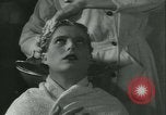 Standbild Hairstylist Fernand Paris Frankreich, 1934, aus Sekunde 19 historischem Filmmaterial Videoclip 65675022435