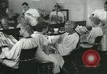 Standbild Hairstylist Fernand Paris Frankreich, 1934, aus Sekunde 20 historischem Filmmaterial Videoclip 65675022435
