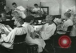 Standbild Hairstylist Fernand Paris Frankreich, 1934, aus Sekunde 22 historischem Filmmaterial Videoclip 65675022435