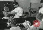 Standbild Hairstylist Fernand Paris Frankreich, 1934, aus Sekunde 24 historischem Filmmaterial Videoclip 65675022435