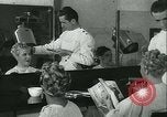 Standbild Hairstylist Fernand Paris Frankreich, 1934, aus Sekunde 25 historischem Filmmaterial Videoclip 65675022435